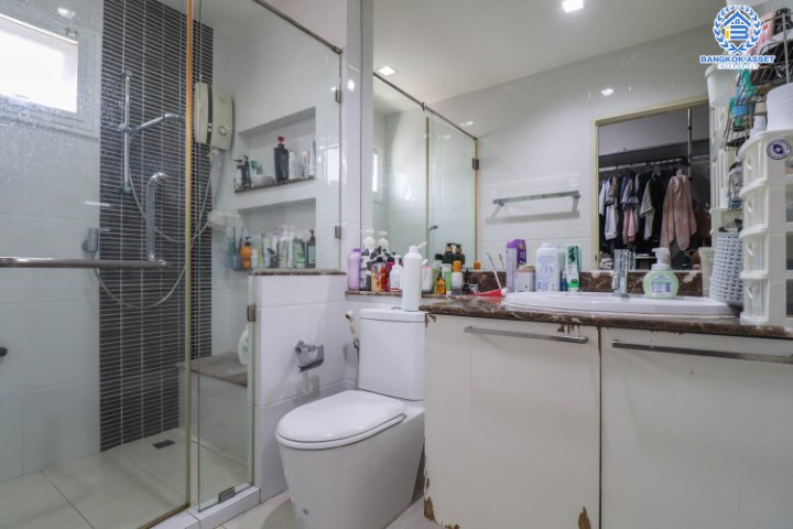 *****บ้านเดี่ยวทำเลใจกลางเมือง ม.เศรษฐสิริ งามวงศ์วาน-ประชาชื่น หลังมุม (ตรงข้าม ม.ธุรกิจบัณฑิตย์) บ้านหลังใหญ่ เนื้อที่ 77.8 ตร.ว. ฟังก์ชัน 5 ห้องนอน 4 ห้องน้ำ 2 ที่จอดรถ พื้นที่ใช้สอยเกือบ 250 ตร.ม. หน้าโครงการติดถนนประชาชื่น เชื่อมต่อถนนหลายสาย ใกล้เดอะมอลล์ฯ และจุดขึ้นทางด่วนงามวงศ์วาน